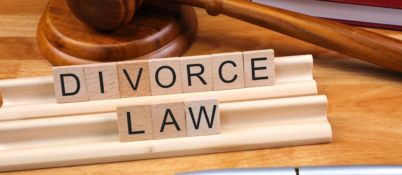 Wooden blocks spelling DIVORCE LAW next to a judge's gavel.